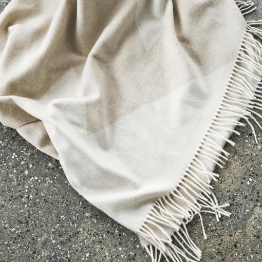 CARE BY ME BIG LOTUS Throw,